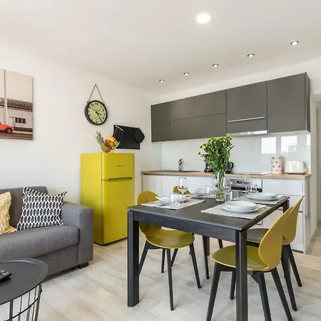 Lux Center| En Bathroom| Balcony Split