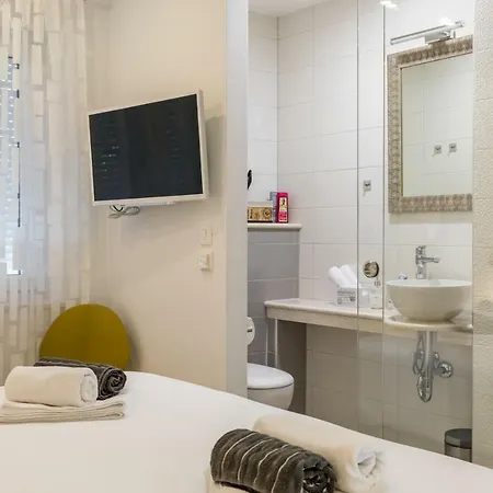 Lux Center| En Bathroom| Balcony Split