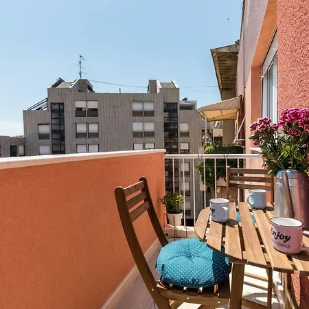 Lux Center| En Bathroom| Balcony
