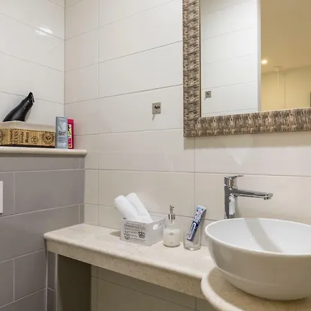 Lux Center| En Bathroom| Balcony