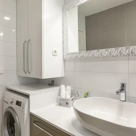Lux Center| En Bathroom| Balcony *